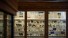 Plus de 50 spécimens de minéraux sont exposés sur des tablettes derrière la vitre d’un meuble en bois sombre au musée Redpath de McGill. Des étiquettes indiquent le type de minéral, mais elles sont illisibles à cette distance.