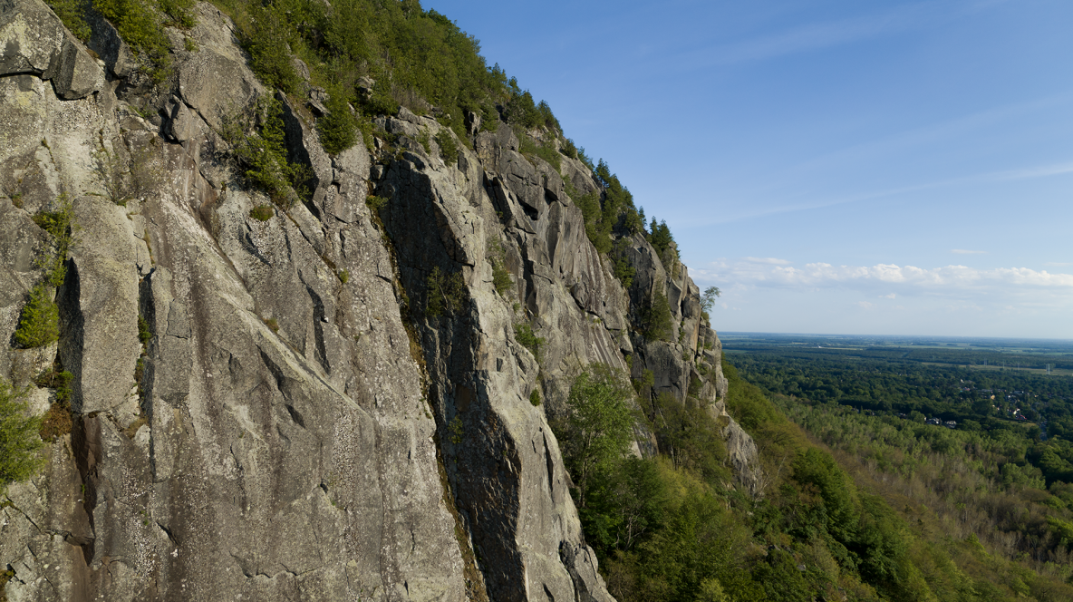 Une falaise rocheuse