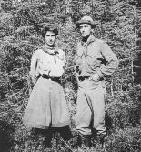 Une femme et un homme dans la forêt.