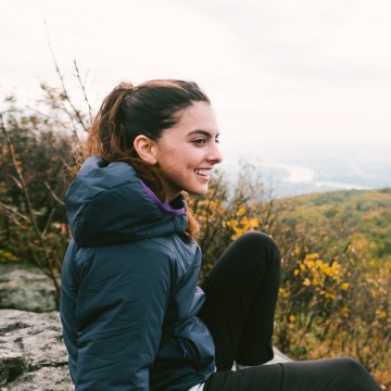 Une randonneuse sur le sommet du mont Saint-Hilaire.