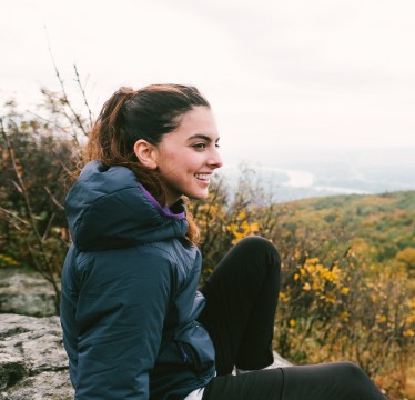 Une randonneuse sur le sommet du mont Saint-Hilaire.