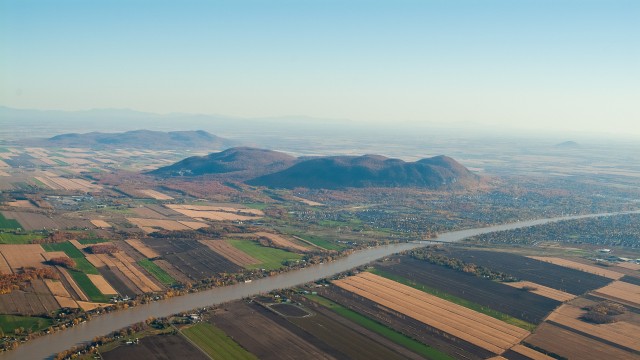 Photo aérienne des collines montérégiennes avec la rivière Richelieu en premier plan.