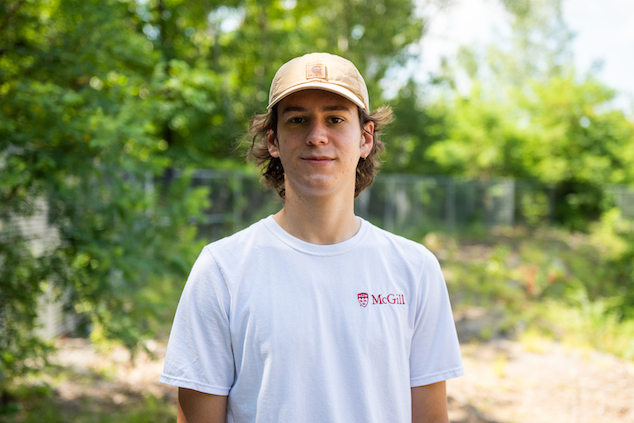 Photo d’un homme à l’extérieur.